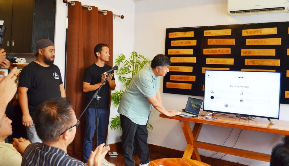 Abu Metha, Advisor to CM launching the website of the Photography Club Dimapur (PCD) at a function in Nagaland Coffee Shop, Dimapur on June 18. (Morung Photo)